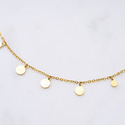 Eine filigrane Halskette mit schimmernden Plättchen, die das Licht reflektieren und ideal für vielseitige Looks von morgens bis abends geeignet ist – perfekt solo oder in Kombination mit anderen Schmuckstücken.