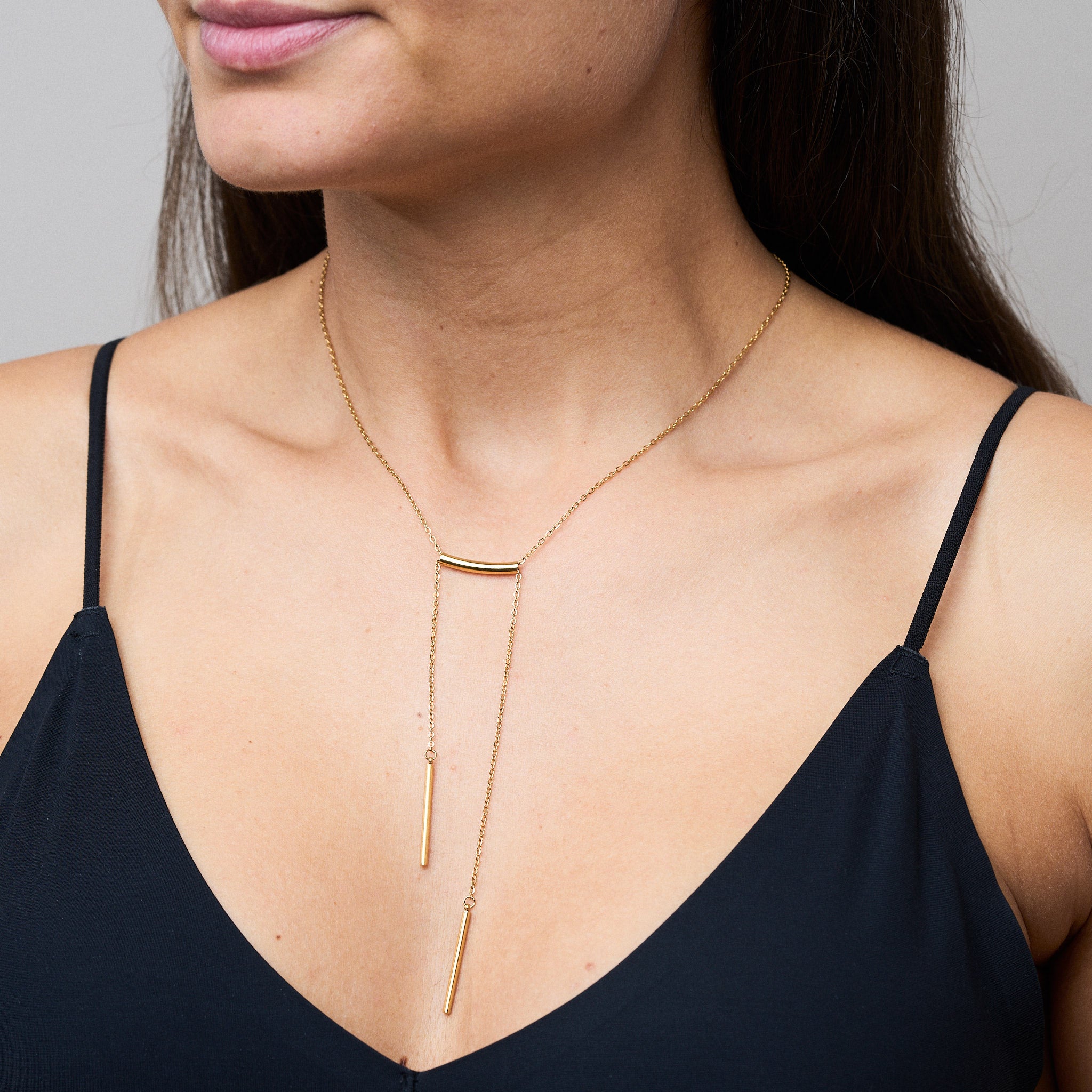 Balance Statement-Kette: Filigran und einzigartig. Perfekt für jeden Anlass, ob lässig oder elegant. Dieses Schmuckstück für Frauen ist 18k vergoldet, wasserfest und zieht alle Blicke auf sich