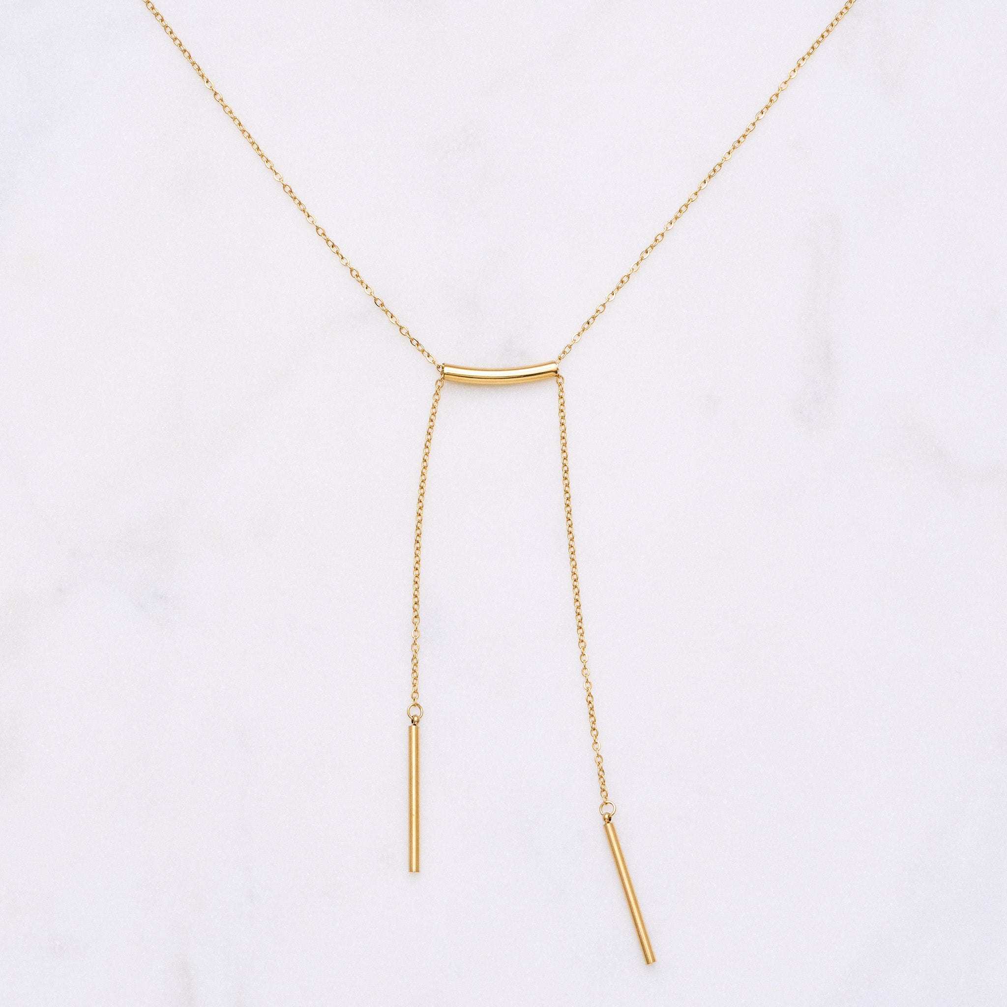 Balance Statement-Kette: Filigran und einzigartig. Perfekt für jeden Anlass, ob lässig oder elegant. Dieses Schmuckstück für Frauen ist 18k vergoldet, wasserfest und zieht alle Blicke auf sich