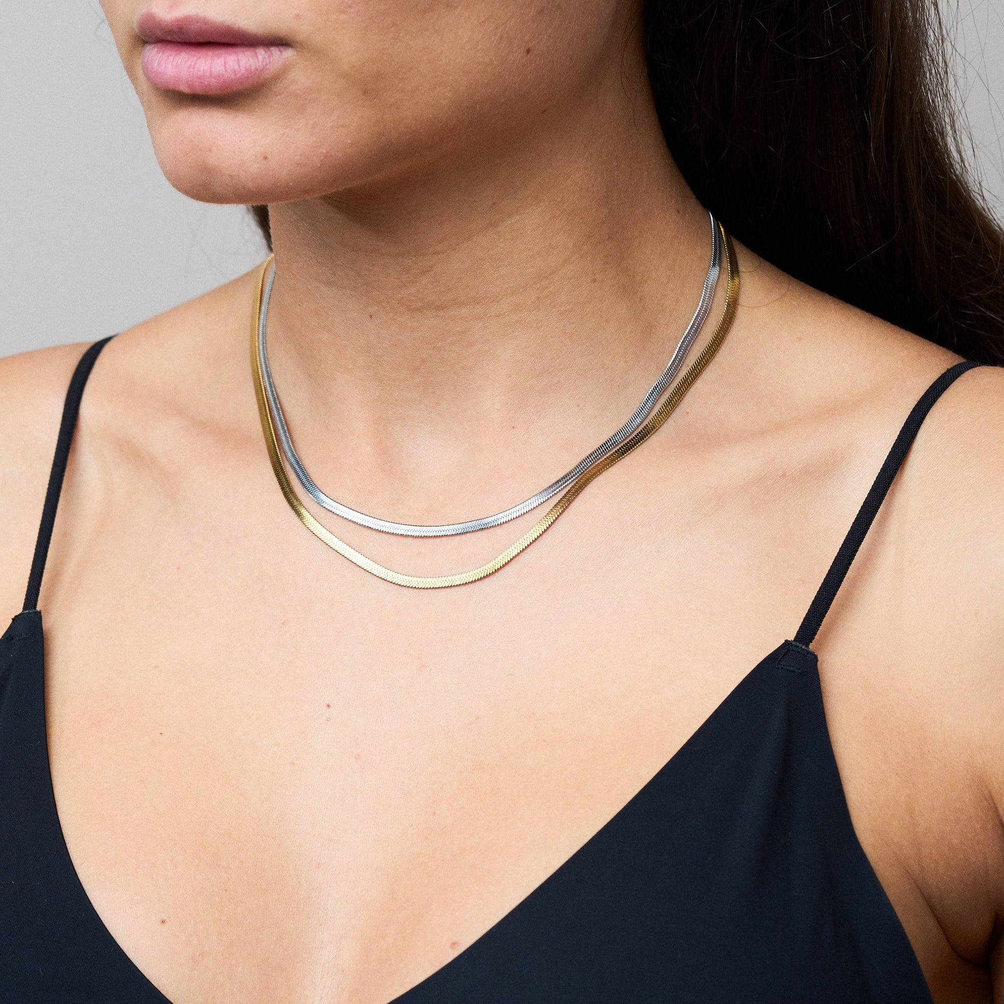 Eine glatte, geschmeidige Halskette, die sich wie eine sanfte Schlange um deinen Hals legt. Das Silver Snake mini ist nicht nur ein perfektes Accessoire für deinen City-Look, sondern auch ein Statement Piece, das elegant bleibt und sich nicht verknotet. Gönnen Sie sich den luxuriösen Charme dieser einzigartigen Halskette, die Ihre Haut zart umschmeichelt und Ihren Stil zum Strahlen bringt.
