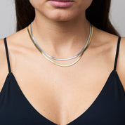 Eine glatte, geschmeidige Halskette, die sich wie eine sanfte Schlange um deinen Hals legt. Das Silver Snake mini ist nicht nur ein perfektes Accessoire für deinen City-Look, sondern auch ein Statement Piece, das elegant bleibt und sich nicht verknotet. Gönnen Sie sich den luxuriösen Charme dieser einzigartigen Halskette, die Ihre Haut zart umschmeichelt und Ihren Stil zum Strahlen bringt.
