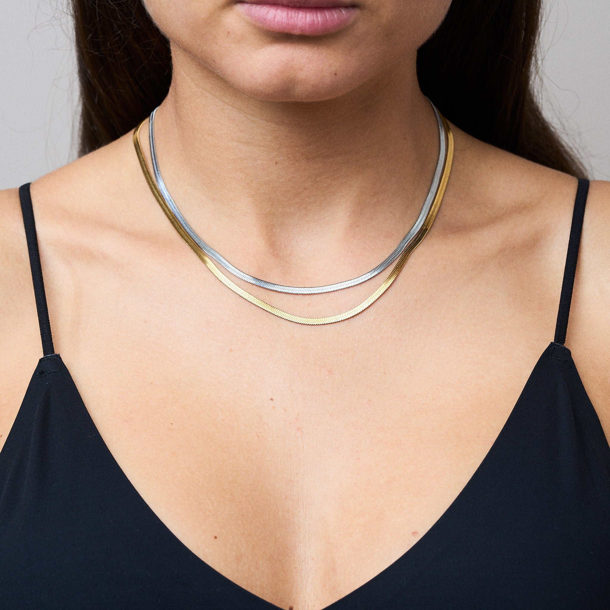 Eine glatte, geschmeidige Halskette, die sich wie eine sanfte Schlange um deinen Hals legt. Das Silver Snake mini ist nicht nur ein perfektes Accessoire für deinen City-Look, sondern auch ein Statement Piece, das elegant bleibt und sich nicht verknotet. Gönnen Sie sich den luxuriösen Charme dieser einzigartigen Halskette, die Ihre Haut zart umschmeichelt und Ihren Stil zum Strahlen bringt.
