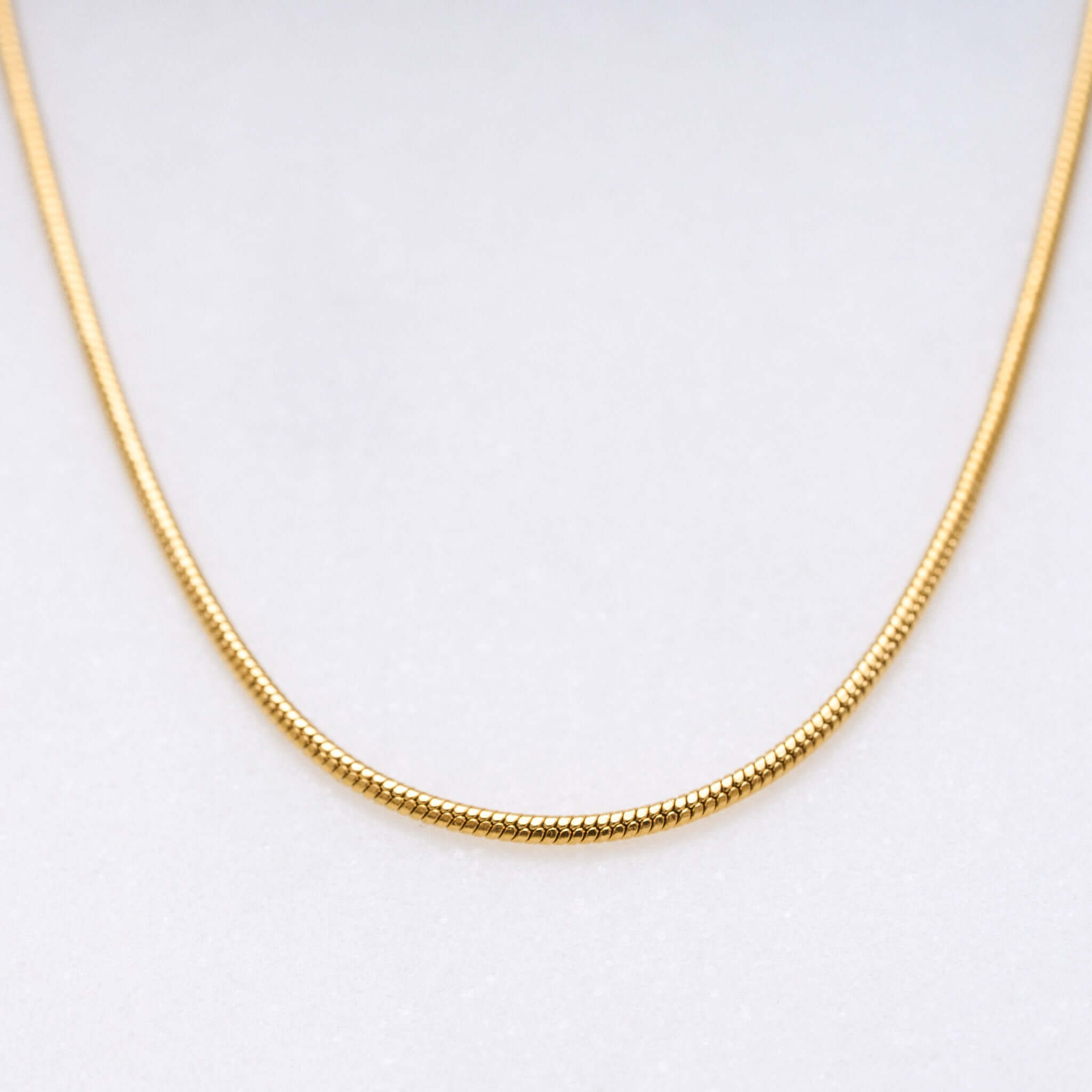 Bobby Long Halskette: Eine wunderschöne, filigrane und schlichte Kette, die sich mit dir bewegt und unaufdringlich ist. Perfekt für den Layer-Look mit anderen Ketten oder mit einem kleinen Anhänger kombiniert! Für Frauen, 18k vergoldet und wasserfest.