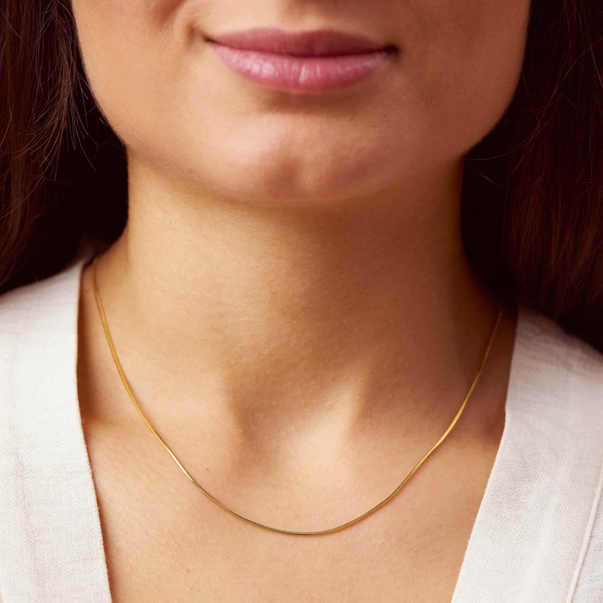 Bobby short Halskette: Eine wunderschöne, filigrane und schlichte Kette, die sich mit dir bewegt und unaufdringlich ist. Perfekt für den Layer-Look oder um mit einem Anhänger kombiniert zu werden! Für Frauen, 18k vergoldet und wasserfest.