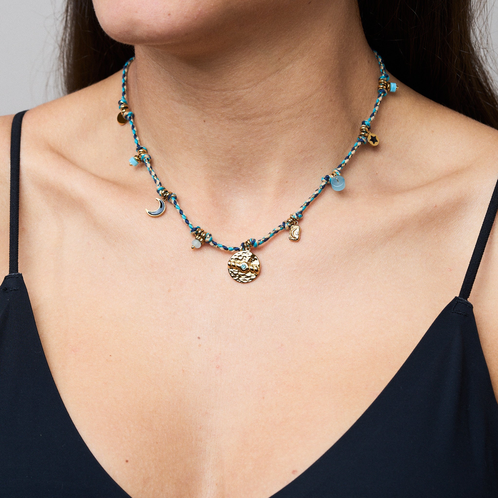 So bunt und fröhlich wie diese Kette mit ihren vielen kleinen Charms und Perlen verbindet sie Sonne, Strand und Lachen. Fühle dich jeden Tag, als würde die Sonne auf deinen Körper strahlen! Diese Kette eignet sich wunderbar für weitere Layering-Styles. Probier doch mal die Snake-Ketten als Kombination dazu aus! Eine Halskette für Frauen, 18k vergoldet und wasserfest.
