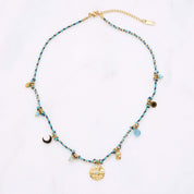 So bunt und fröhlich wie diese Kette mit ihren vielen kleinen Charms und Perlen verbindet sie Sonne, Strand und Lachen. Fühle dich jeden Tag, als würde die Sonne auf deinen Körper strahlen! Diese Kette eignet sich wunderbar für weitere Layering-Styles. Probier doch mal die Snake-Ketten als Kombination dazu aus! Eine Halskette für Frauen, 18k vergoldet und wasserfest.