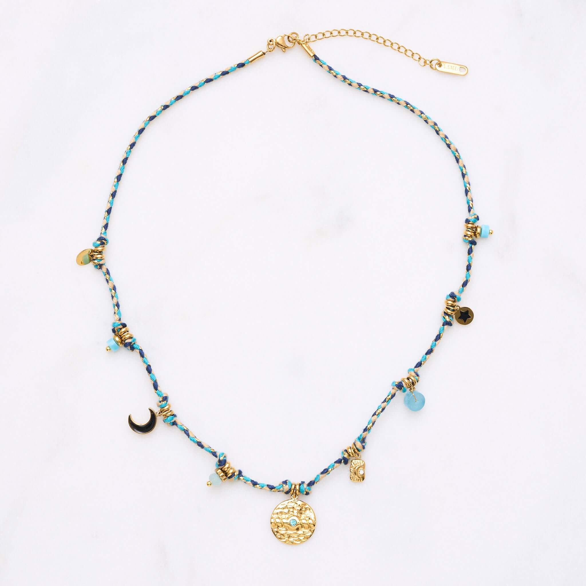 So bunt und fröhlich wie diese Kette mit ihren vielen kleinen Charms und Perlen verbindet sie Sonne, Strand und Lachen. Fühle dich jeden Tag, als würde die Sonne auf deinen Körper strahlen! Diese Kette eignet sich wunderbar für weitere Layering-Styles. Probier doch mal die Snake-Ketten als Kombination dazu aus! Eine Halskette für Frauen, 18k vergoldet und wasserfest.