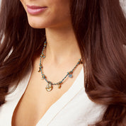 So bunt und fröhlich wie diese Kette mit ihren vielen kleinen Charms und Perlen verbindet sie Sonne, Strand und Lachen. Fühle dich jeden Tag, als würde die Sonne auf deinen Körper strahlen! Diese Kette eignet sich wunderbar für weitere Layering-Styles. Probier doch mal die Snake-Ketten als Kombination dazu aus! Eine Halskette für Frauen, 18k vergoldet und wasserfest.