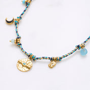So bunt und fröhlich wie diese Kette mit ihren vielen kleinen Charms und Perlen verbindet sie Sonne, Strand und Lachen. Fühle dich jeden Tag, als würde die Sonne auf deinen Körper strahlen! Diese Kette eignet sich wunderbar für weitere Layering-Styles. Probier doch mal die Snake-Ketten als Kombination dazu aus! Eine Halskette für Frauen, 18k vergoldet und wasserfest.
