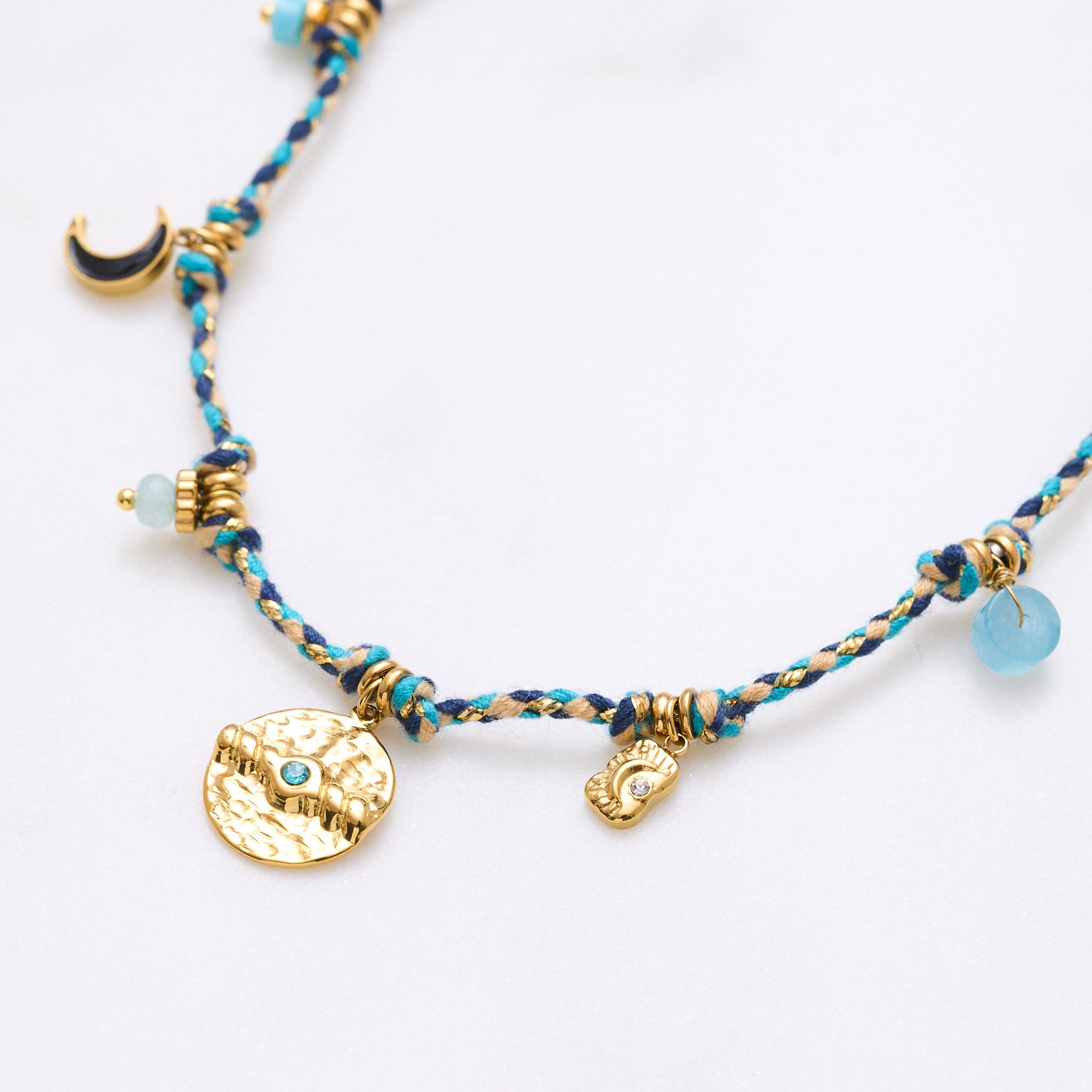 So bunt und fröhlich wie diese Kette mit ihren vielen kleinen Charms und Perlen verbindet sie Sonne, Strand und Lachen. Fühle dich jeden Tag, als würde die Sonne auf deinen Körper strahlen! Diese Kette eignet sich wunderbar für weitere Layering-Styles. Probier doch mal die Snake-Ketten als Kombination dazu aus! Eine Halskette für Frauen, 18k vergoldet und wasserfest.