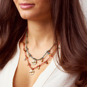 So bunt und fröhlich wie diese Kette mit ihren vielen kleinen Charms und Perlen verbindet sie Sonne, Strand und Lachen. Fühle dich jeden Tag, als würde die Sonne auf deinen Körper strahlen! Diese Kette eignet sich wunderbar für weitere Layering-Styles. Probier doch mal die Snake-Ketten als Kombination dazu aus! Eine Halskette für Frauen, 18k vergoldet und wasserfest.