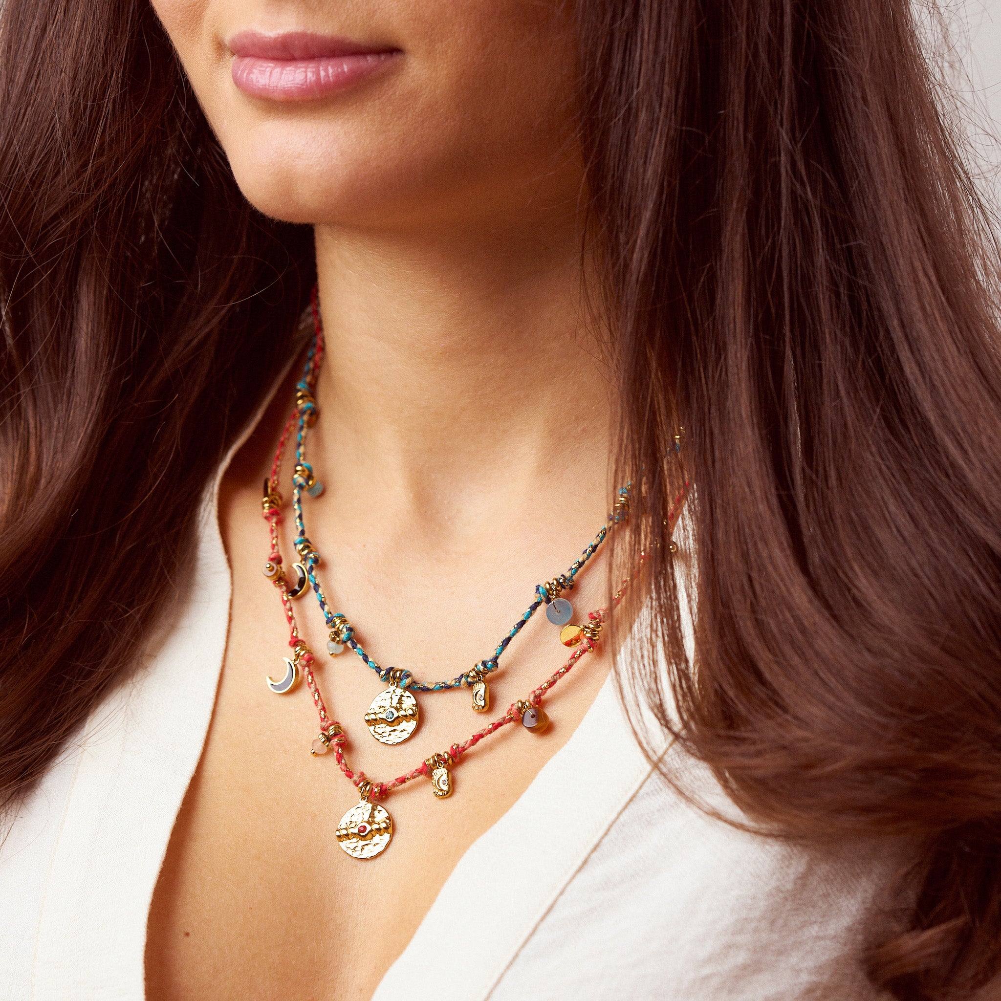 So bunt und fröhlich wie diese Kette mit ihren vielen kleinen Charms und Perlen verbindet sie Sonne, Strand und Lachen. Fühle dich jeden Tag, als würde die Sonne auf deinen Körper strahlen! Diese Kette eignet sich wunderbar für weitere Layering-Styles. Probier doch mal die Snake-Ketten als Kombination dazu aus! Eine Halskette für Frauen, 18k vergoldet und wasserfest.