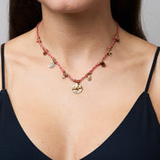 So bunt und fröhlich wie diese Kette mit ihren vielen kleinen Charms und Perlen verbindet sie Sonne, Strand und Lachen. Fühle dich jeden Tag, als würde die Sonne auf deinen Körper strahlen! Diese Kette eignet sich wunderbar für weitere Layering-Styles. Probier doch mal die Snake-Ketten als Kombination dazu aus! Eine Halskette für Frauen, 18k vergoldet und wasserfest."