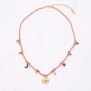 So bunt und fröhlich wie diese Kette mit ihren vielen kleinen Charms und Perlen verbindet sie Sonne, Strand und Lachen. Fühle dich jeden Tag, als würde die Sonne auf deinen Körper strahlen! Diese Kette eignet sich wunderbar für weitere Layering-Styles. Probier doch mal die Snake-Ketten als Kombination dazu aus! Eine Halskette für Frauen, 18k vergoldet und wasserfest."