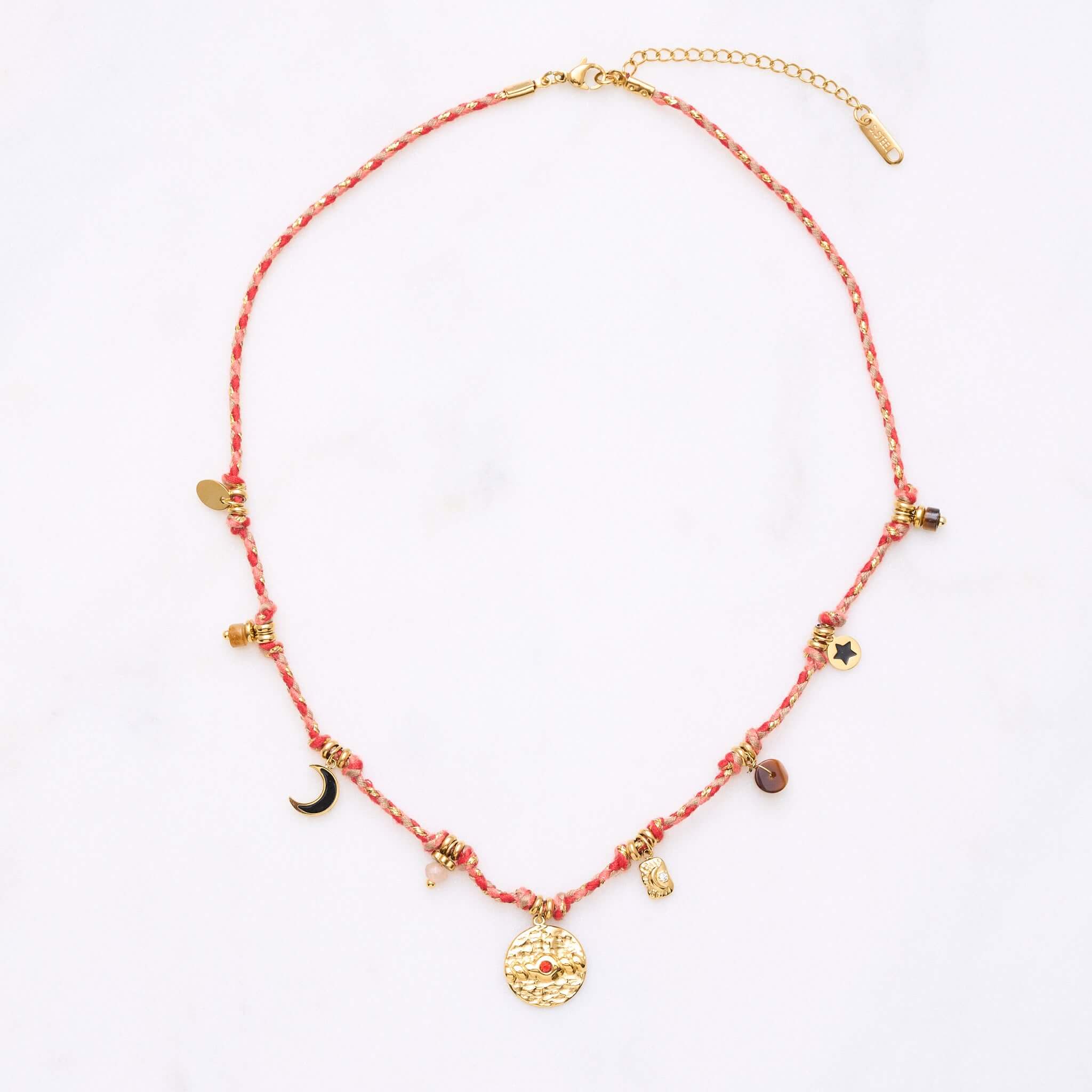 So bunt und fröhlich wie diese Kette mit ihren vielen kleinen Charms und Perlen verbindet sie Sonne, Strand und Lachen. Fühle dich jeden Tag, als würde die Sonne auf deinen Körper strahlen! Diese Kette eignet sich wunderbar für weitere Layering-Styles. Probier doch mal die Snake-Ketten als Kombination dazu aus! Eine Halskette für Frauen, 18k vergoldet und wasserfest."