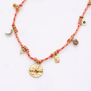 "So bunt und fröhlich wie diese Kette mit ihren vielen kleinen Charms und Perlen verbindet sie Sonne, Strand und Lachen. Fühle dich jeden Tag, als würde die Sonne auf deinen Körper strahlen! Diese Kette eignet sich wunderbar für weitere Layering-Styles. Probier doch mal die Snake-Ketten als Kombination dazu aus! Eine Halskette für Frauen, 18k vergoldet und wasserfest."