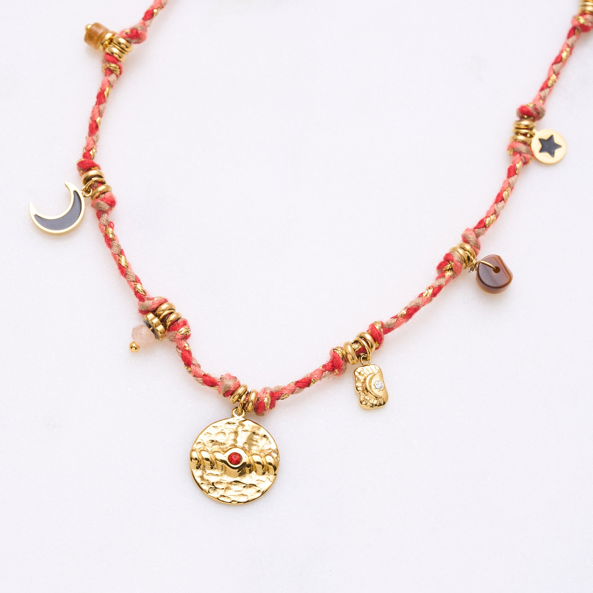 "So bunt und fröhlich wie diese Kette mit ihren vielen kleinen Charms und Perlen verbindet sie Sonne, Strand und Lachen. Fühle dich jeden Tag, als würde die Sonne auf deinen Körper strahlen! Diese Kette eignet sich wunderbar für weitere Layering-Styles. Probier doch mal die Snake-Ketten als Kombination dazu aus! Eine Halskette für Frauen, 18k vergoldet und wasserfest."