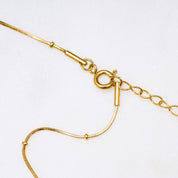 Für diejenigen, die es filigran und unaufdringlich mögen, ist die Dot Halskette die perfekte Wahl! Die kleinen Kugeln sitzen fest und glitzern an deinem Hals. Sie lässt sich gut mit anderen Ketten kombinieren und auch mit einem Anhänger ist sie eine ideale Wahl. Eine Halskette für Frauen, 18k vergoldet und wasserfest.