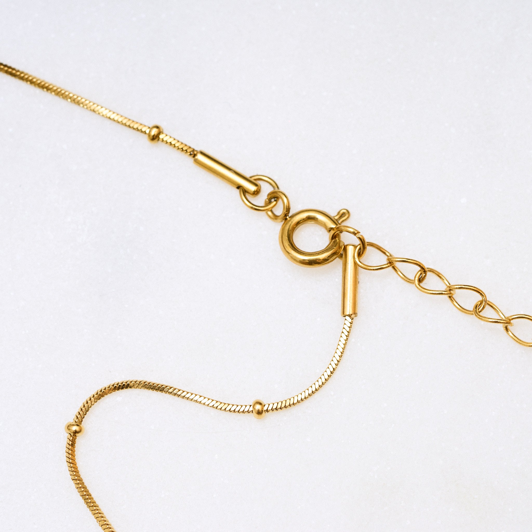 Für diejenigen, die es filigran und unaufdringlich mögen, ist die Dot Halskette die perfekte Wahl! Die kleinen Kugeln sitzen fest und glitzern an deinem Hals. Sie lässt sich gut mit anderen Ketten kombinieren und auch mit einem Anhänger ist sie eine ideale Wahl. Eine Halskette für Frauen, 18k vergoldet und wasserfest.