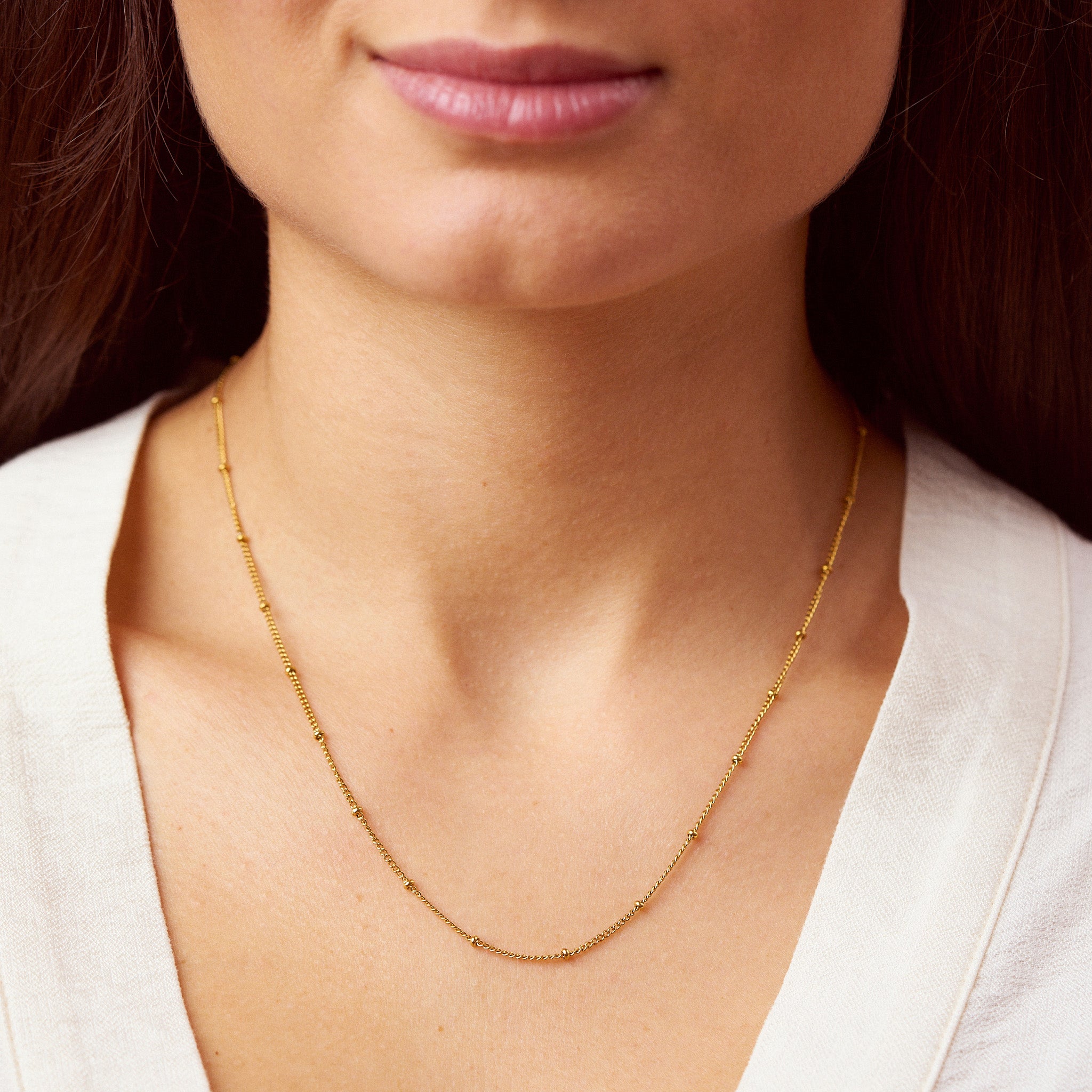 Für diejenigen, die es filigran und unaufdringlich mögen, ist die Dot Halskette die perfekte Wahl! Die kleinen Kugeln sitzen fest und glitzern an deinem Hals. Sie lässt sich gut mit anderen Ketten kombinieren und auch mit einem Anhänger ist sie eine ideale Wahl. Eine Halskette für Frauen, 18k vergoldet und wasserfest.