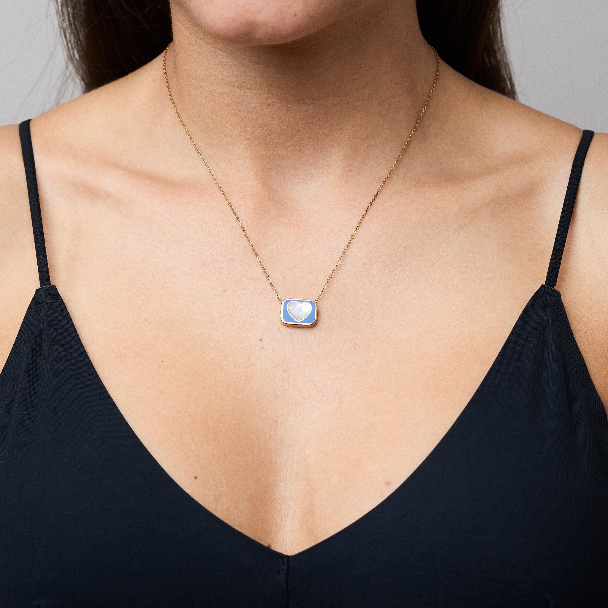 "From the Heart" Halskette: Ein Liebesbrief an dich selbst. Symbolisiert Selbstliebe und Lebensfreude. Die blaue Emaille und das glatte Perlmutt bilden eine perfekte Symbiose. Vielseitig kombinierbar, aber auch allein ein Statement. Für Frauen, 18k vergoldet und wasserfest.