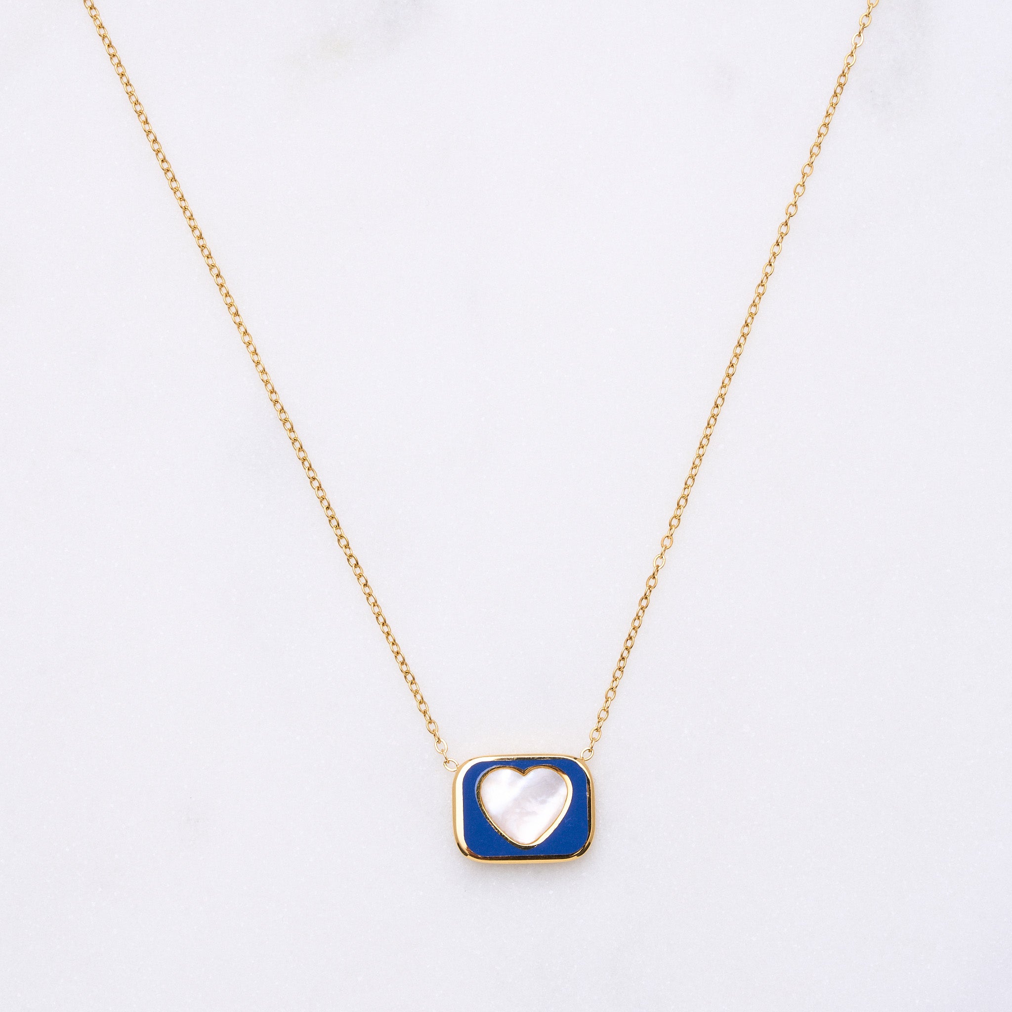 "From the Heart" Halskette: Ein Liebesbrief an dich selbst. Symbolisiert Selbstliebe und Lebensfreude. Die blaue Emaille und das glatte Perlmutt bilden eine perfekte Symbiose. Vielseitig kombinierbar, aber auch allein ein Statement. Für Frauen, 18k vergoldet und wasserfest.