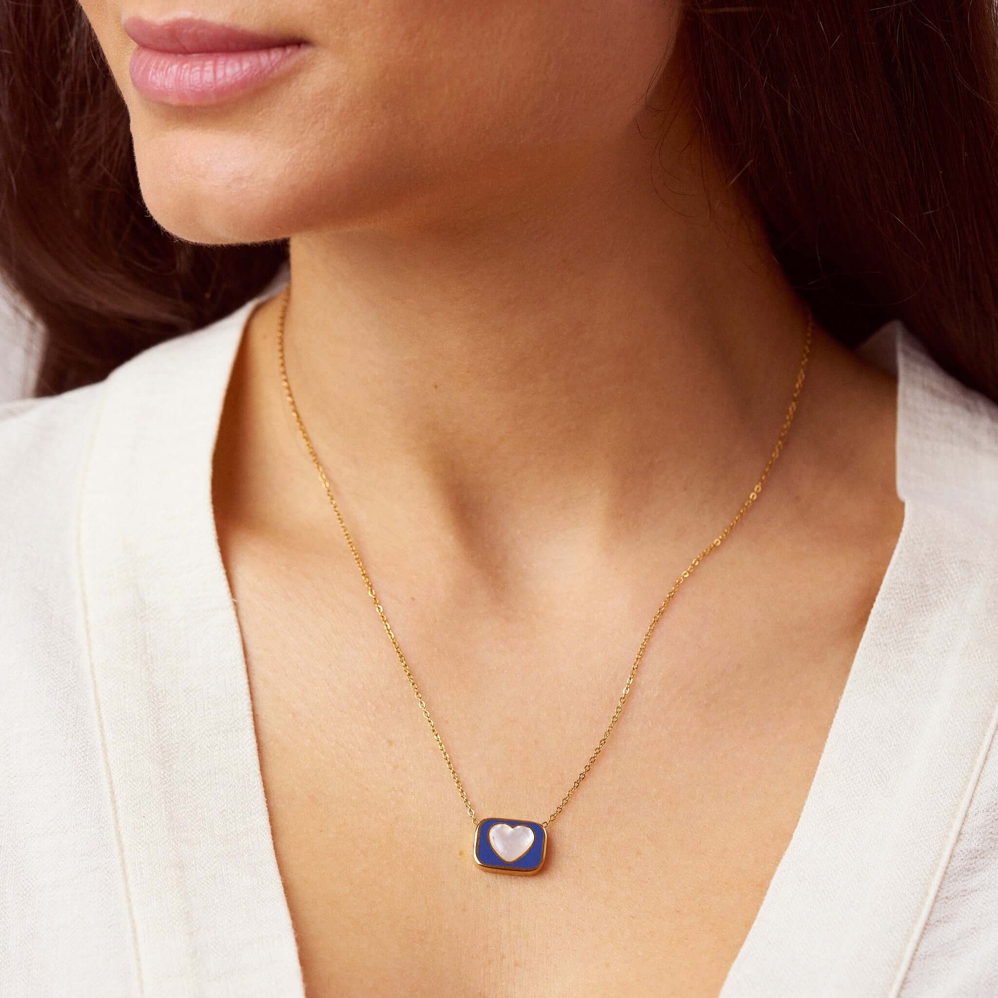"From the Heart" Halskette: Ein Liebesbrief an dich selbst. Symbolisiert Selbstliebe und Lebensfreude. Die blaue Emaille und das glatte Perlmutt bilden eine perfekte Symbiose. Vielseitig kombinierbar, aber auch allein ein Statement. Für Frauen, 18k vergoldet und wasserfest.