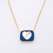 "From the Heart" Halskette: Ein Liebesbrief an dich selbst. Symbolisiert Selbstliebe und Lebensfreude. Die blaue Emaille und das glatte Perlmutt bilden eine perfekte Symbiose. Vielseitig kombinierbar, aber auch allein ein Statement. Für Frauen, 18k vergoldet und wasserfest.