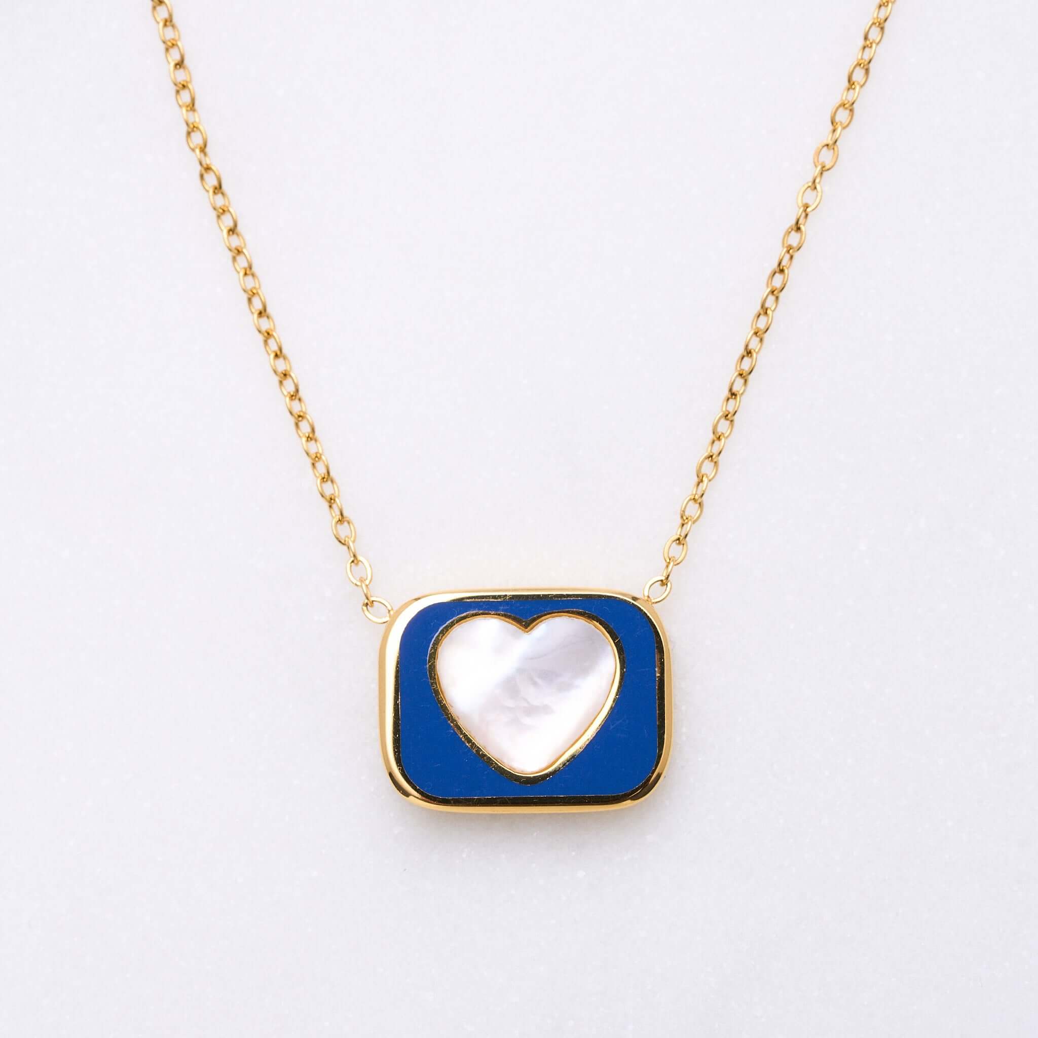 "From the Heart" Halskette: Ein Liebesbrief an dich selbst. Symbolisiert Selbstliebe und Lebensfreude. Die blaue Emaille und das glatte Perlmutt bilden eine perfekte Symbiose. Vielseitig kombinierbar, aber auch allein ein Statement. Für Frauen, 18k vergoldet und wasserfest.