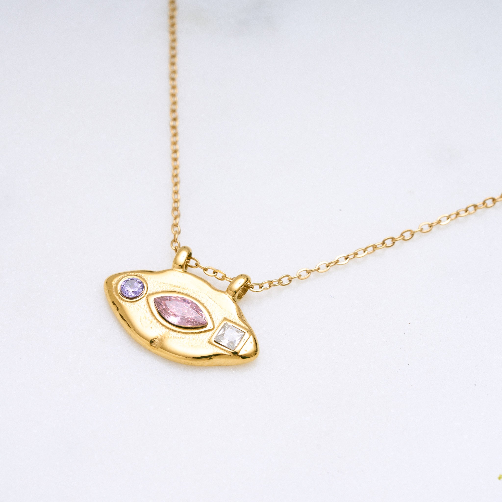 Lala-Kette mit drei funkelnden Glassteinchen und leicht gekerbter Oberfläche für einen Vintage-Look. Vielseitig tragbar, ob solo oder in Kombination mit anderen Ketten, passend für Alltag und besondere Anlässe.
