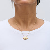 Lala-Kette mit drei funkelnden Glassteinchen und leicht gekerbter Oberfläche für einen Vintage-Look. Vielseitig tragbar, ob solo oder in Kombination mit anderen Ketten, passend für Alltag und besondere Anlässe.