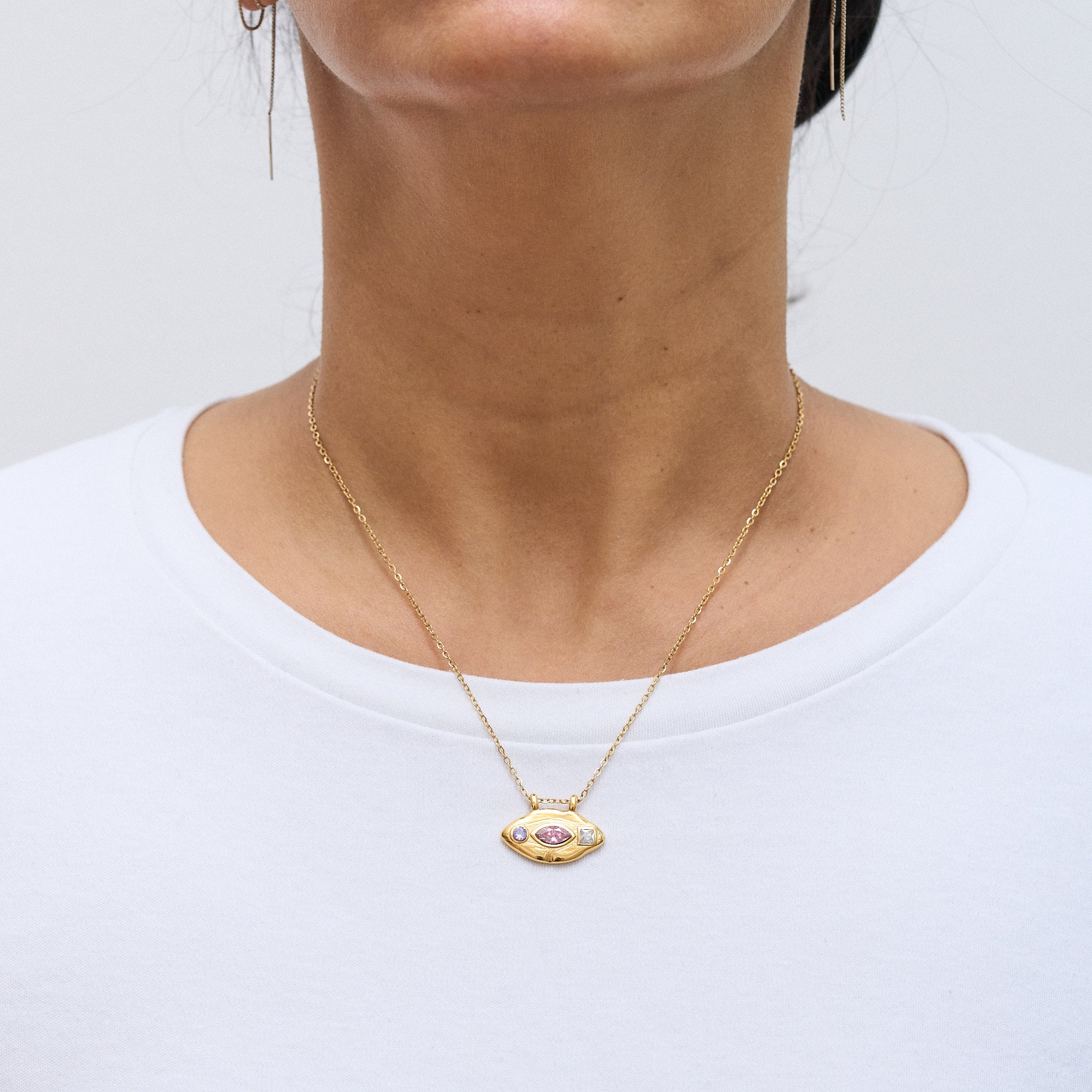 Lala-Kette mit drei funkelnden Glassteinchen und leicht gekerbter Oberfläche für einen Vintage-Look. Vielseitig tragbar, ob solo oder in Kombination mit anderen Ketten, passend für Alltag und besondere Anlässe.