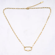 Lock-Halskette mit filigranen Gliedern, die individuell in der Länge angepasst werden kann. Der Karabinerverschluss ist sichtbar, die Kette kann ohne Anhänger oder mit Lieblingsanhängern als Y-Chain getragen werden, wodurch sie zu einem einzigartigen Statement-Piece wird.