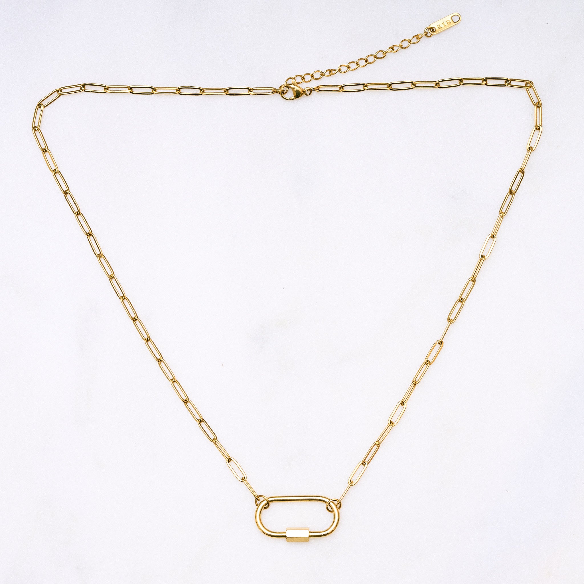 Lock-Halskette mit filigranen Gliedern, die individuell in der Länge angepasst werden kann. Der Karabinerverschluss ist sichtbar, die Kette kann ohne Anhänger oder mit Lieblingsanhängern als Y-Chain getragen werden, wodurch sie zu einem einzigartigen Statement-Piece wird.