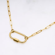 Lock-Halskette mit filigranen Gliedern, die individuell in der Länge angepasst werden kann. Der Karabinerverschluss ist sichtbar, die Kette kann ohne Anhänger oder mit Lieblingsanhängern als Y-Chain getragen werden, wodurch sie zu einem einzigartigen Statement-Piece wird.