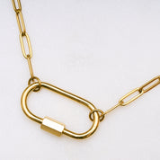 Lock-Halskette mit filigranen Gliedern, die individuell in der Länge angepasst werden kann. Der Karabinerverschluss ist sichtbar, die Kette kann ohne Anhänger oder mit Lieblingsanhängern als Y-Chain getragen werden, wodurch sie zu einem einzigartigen Statement-Piece wird.