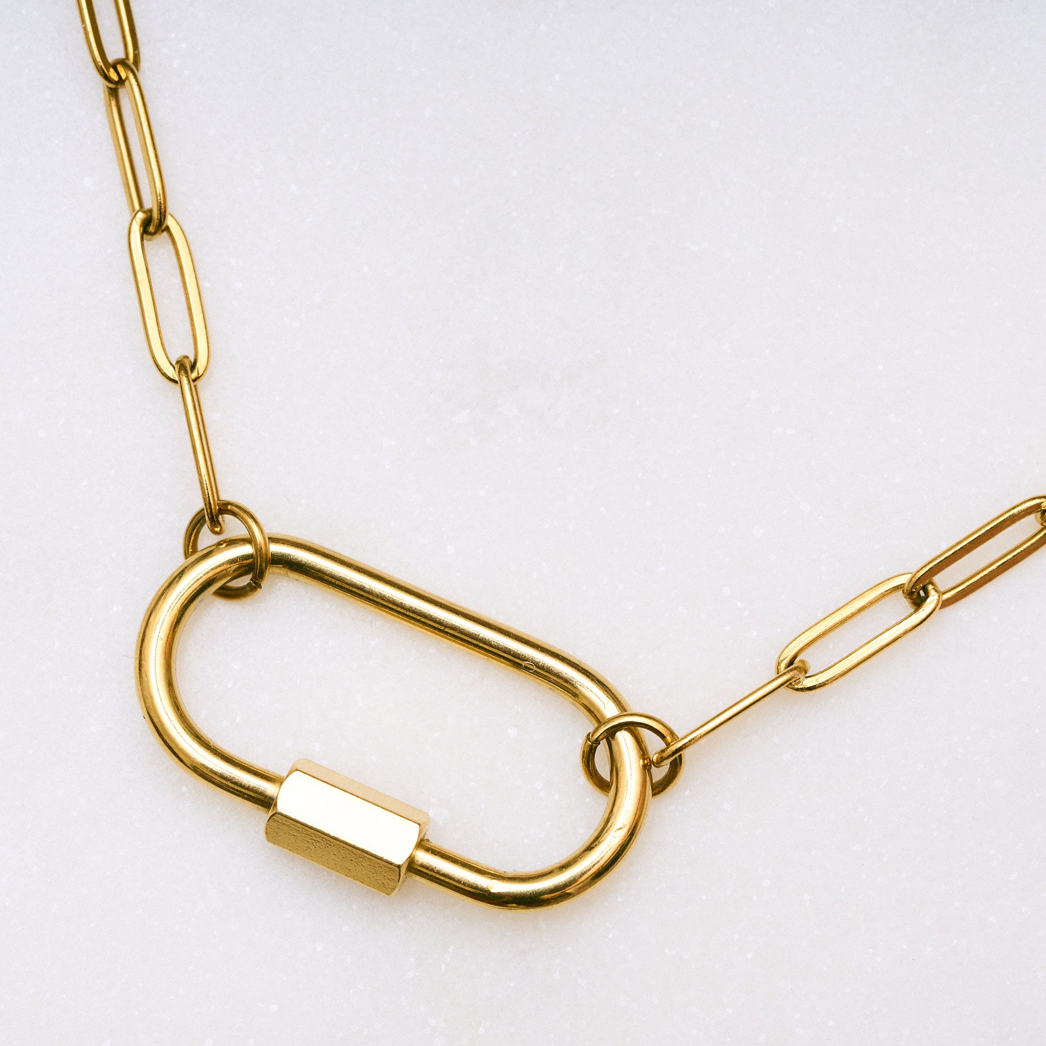 Lock-Halskette mit filigranen Gliedern, die individuell in der Länge angepasst werden kann. Der Karabinerverschluss ist sichtbar, die Kette kann ohne Anhänger oder mit Lieblingsanhängern als Y-Chain getragen werden, wodurch sie zu einem einzigartigen Statement-Piece wird.