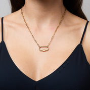 Lock-Halskette mit filigranen Gliedern, die individuell in der Länge angepasst werden kann. Der Karabinerverschluss ist sichtbar, die Kette kann ohne Anhänger oder mit Lieblingsanhängern als Y-Chain getragen werden, wodurch sie zu einem einzigartigen Statement-Piece wird.