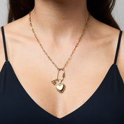 Lock-Halskette mit filigranen Gliedern, die individuell in der Länge angepasst werden kann. Der Karabinerverschluss ist sichtbar, die Kette kann ohne Anhänger oder mit Lieblingsanhängern als Y-Chain getragen werden, wodurch sie zu einem einzigartigen Statement-Piece wird.
