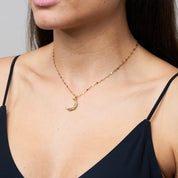 Halfmoon Halskette: Inspiriert von unserer Liebe zum Mond. Ein Hauch Magie, den du immer bei dir trägst. Die unebene Oberfläche auf beiden Seiten verleiht dieser Kette das gewisse Etwas. Perfekt zum Layering, um deinen eigenen Stil zu kreieren. Für Frauen, 18k vergoldet und wasserfest.