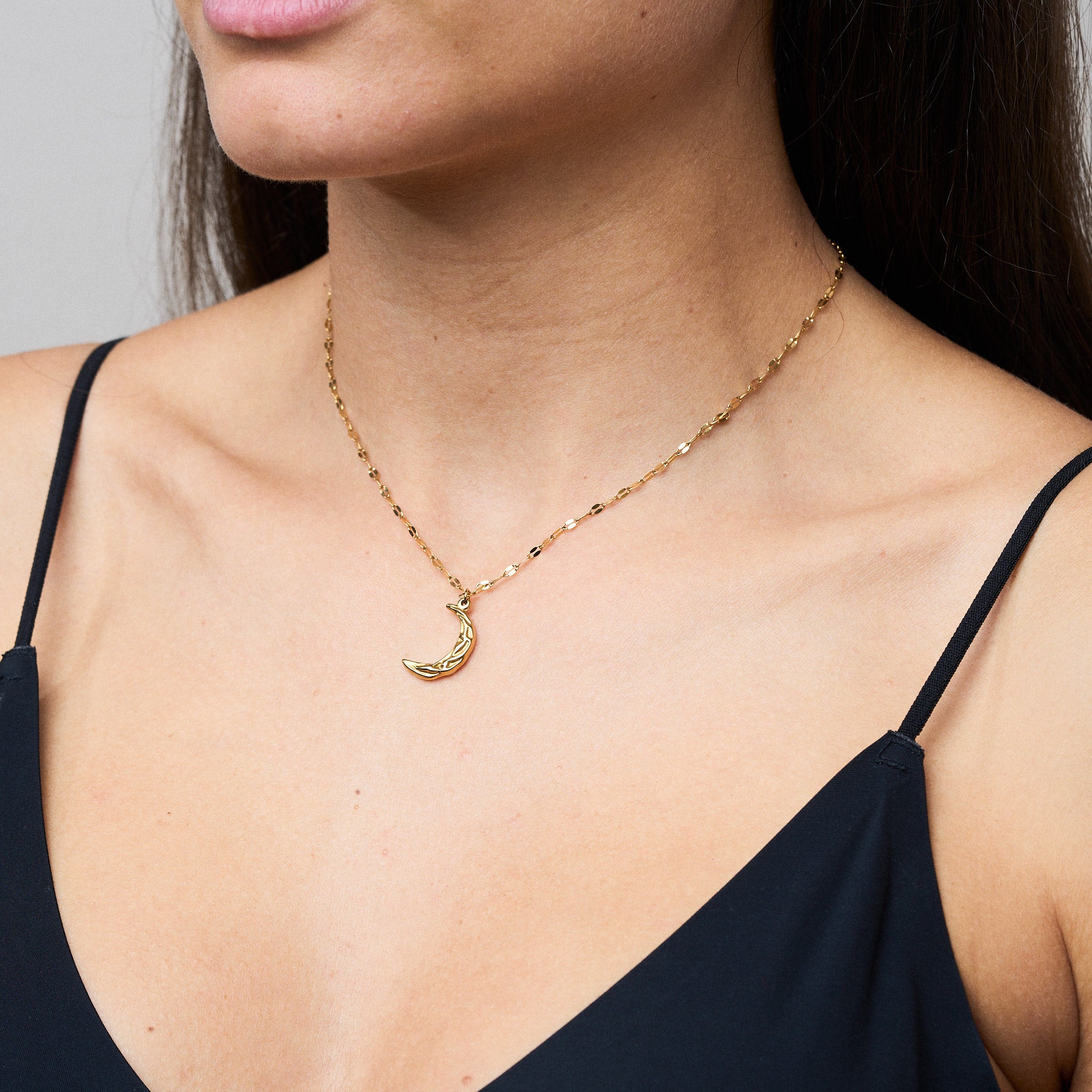Halfmoon Halskette: Inspiriert von unserer Liebe zum Mond. Ein Hauch Magie, den du immer bei dir trägst. Die unebene Oberfläche auf beiden Seiten verleiht dieser Kette das gewisse Etwas. Perfekt zum Layering, um deinen eigenen Stil zu kreieren. Für Frauen, 18k vergoldet und wasserfest.