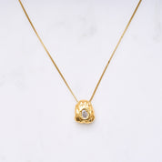 Ein Blickfang: Eine Kette mit einem organischen Anhänger, der mit einem funkelnden Zirkonia in der Mitte verziert ist. Der Anhänger symbolisiert die Schätze in den Bergen und erinnert daran, dass jeder seinen eigenen inneren Schatz hat. Die Kette ist ein Statement-Schmuckstück, das alleine für Aufmerksamkeit sorgt und in Kombination mit anderen Accessoires noch mehr Strahlkraft entfaltet.