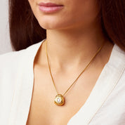 Ein Blickfang: Eine Kette mit einem organischen Anhänger, der mit einem funkelnden Zirkonia in der Mitte verziert ist. Der Anhänger symbolisiert die Schätze in den Bergen und erinnert daran, dass jeder seinen eigenen inneren Schatz hat. Die Kette ist ein Statement-Schmuckstück, das alleine für Aufmerksamkeit sorgt und in Kombination mit anderen Accessoires noch mehr Strahlkraft entfaltet.