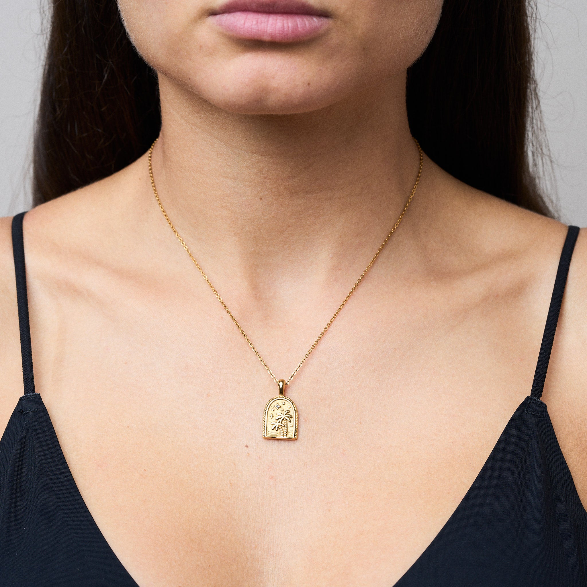 Ibizaurlaub im Herzen: Diese Kette versprüht gute Laune und erinnert an einen Kuss am Strand unter dem Sternenhimmel. Sie wird dich lange Zeit erfreuen, nicht nur im Sommer, sondern auch im Layer-Look mit anderen Ketten oder ganz schlicht das ganze Jahr über. Für Frauen, 18k vergoldet und wasserfest.