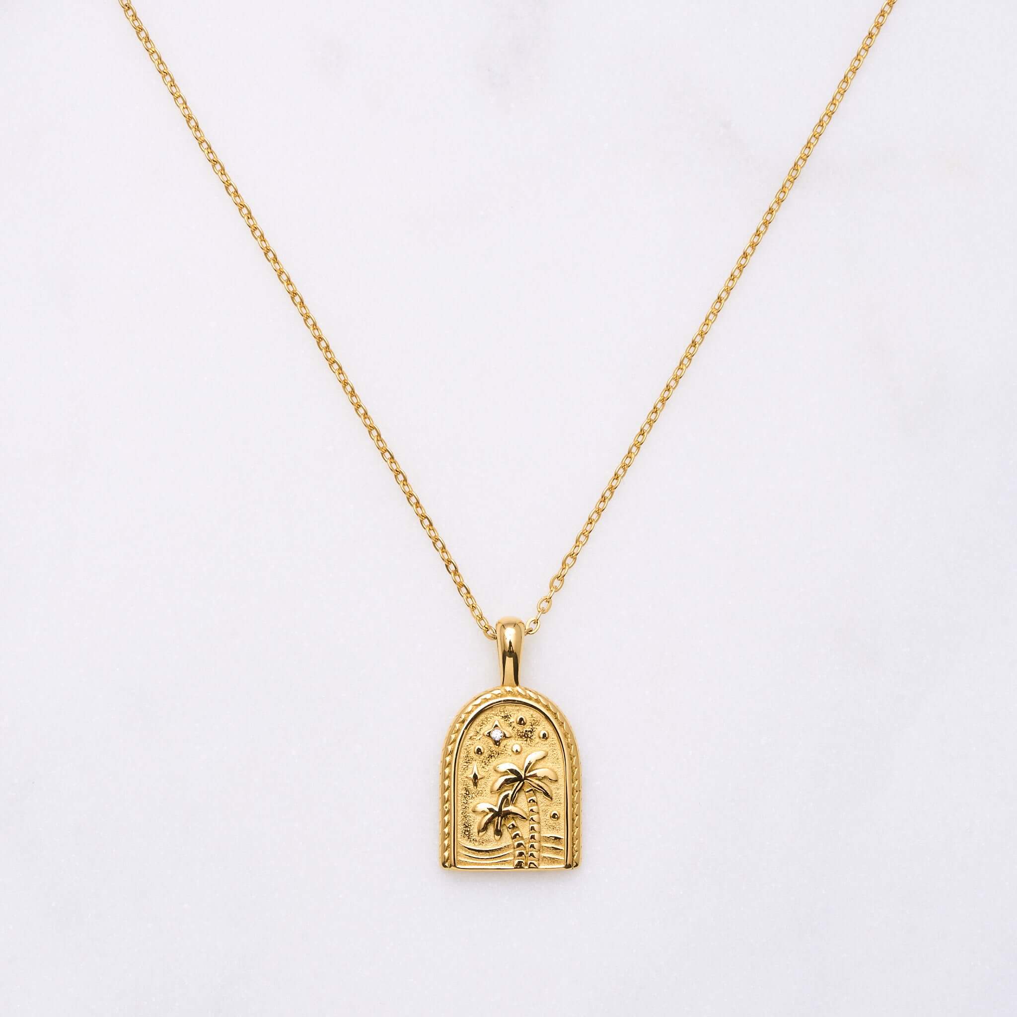 Ibizaurlaub im Herzen: Diese Kette versprüht gute Laune und erinnert an einen Kuss am Strand unter dem Sternenhimmel. Sie wird dich lange Zeit erfreuen, nicht nur im Sommer, sondern auch im Layer-Look mit anderen Ketten oder ganz schlicht das ganze Jahr über. Für Frauen, 18k vergoldet und wasserfest.