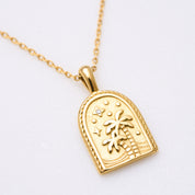 Ibizaurlaub im Herzen: Diese Kette versprüht gute Laune und erinnert an einen Kuss am Strand unter dem Sternenhimmel. Sie wird dich lange Zeit erfreuen, nicht nur im Sommer, sondern auch im Layer-Look mit anderen Ketten oder ganz schlicht das ganze Jahr über. Für Frauen, 18k vergoldet und wasserfest.