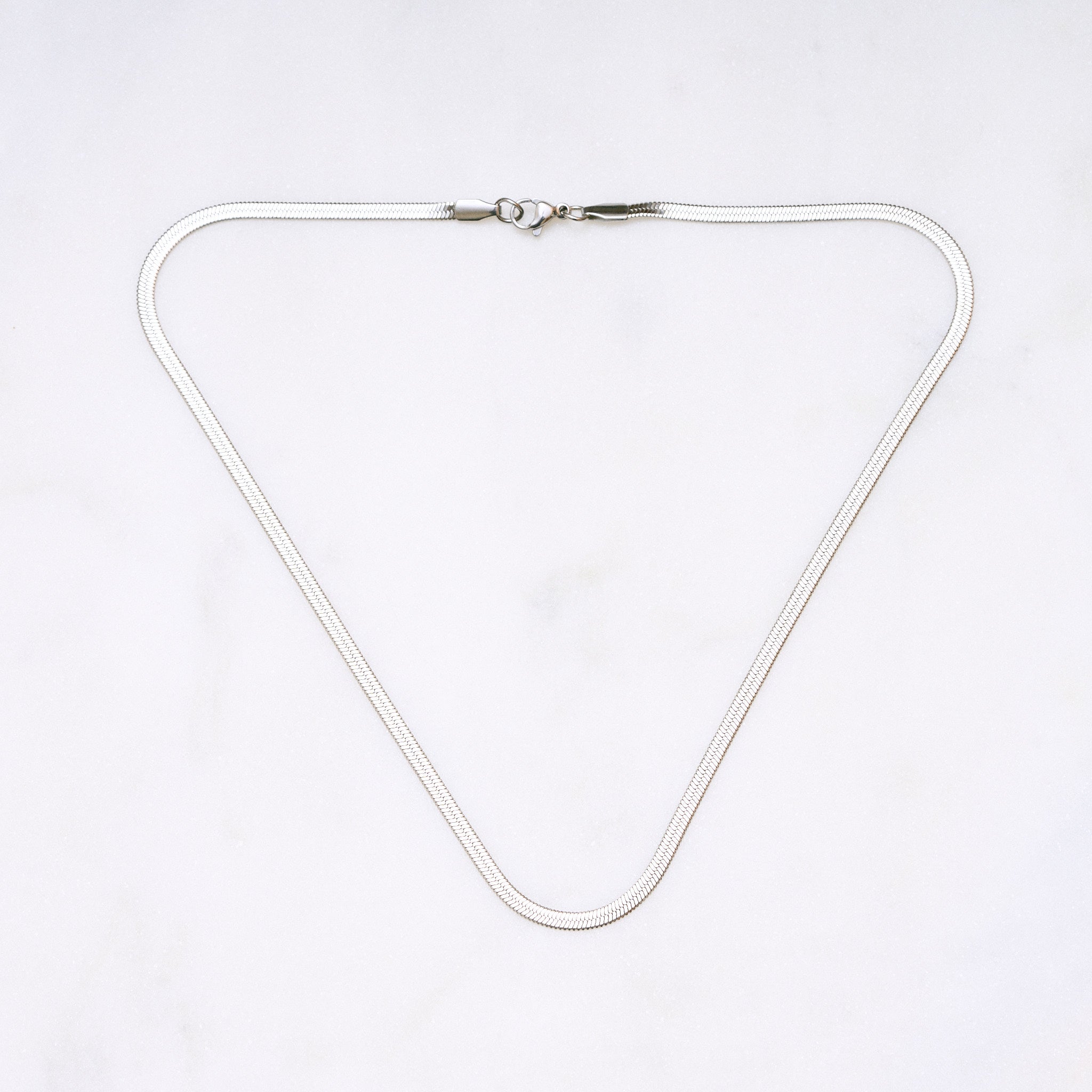 Eine glatte, geschmeidige Halskette, die sich wie eine sanfte Schlange um deinen Hals legt. Das Silver Snake mini ist nicht nur ein perfektes Accessoire für deinen City-Look, sondern auch ein Statement Piece, das elegant bleibt und sich nicht verknotet. Gönnen Sie sich den luxuriösen Charme dieser einzigartigen Halskette, die Ihre Haut zart umschmeichelt und Ihren Stil zum Strahlen bringt.