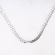 Eine glatte, geschmeidige Halskette, die sich wie eine sanfte Schlange um deinen Hals legt. Das Silver Snake mini ist nicht nur ein perfektes Accessoire für deinen City-Look, sondern auch ein Statement Piece, das elegant bleibt und sich nicht verknotet. Gönnen Sie sich den luxuriösen Charme dieser einzigartigen Halskette, die Ihre Haut zart umschmeichelt und Ihren Stil zum Strahlen bringt.