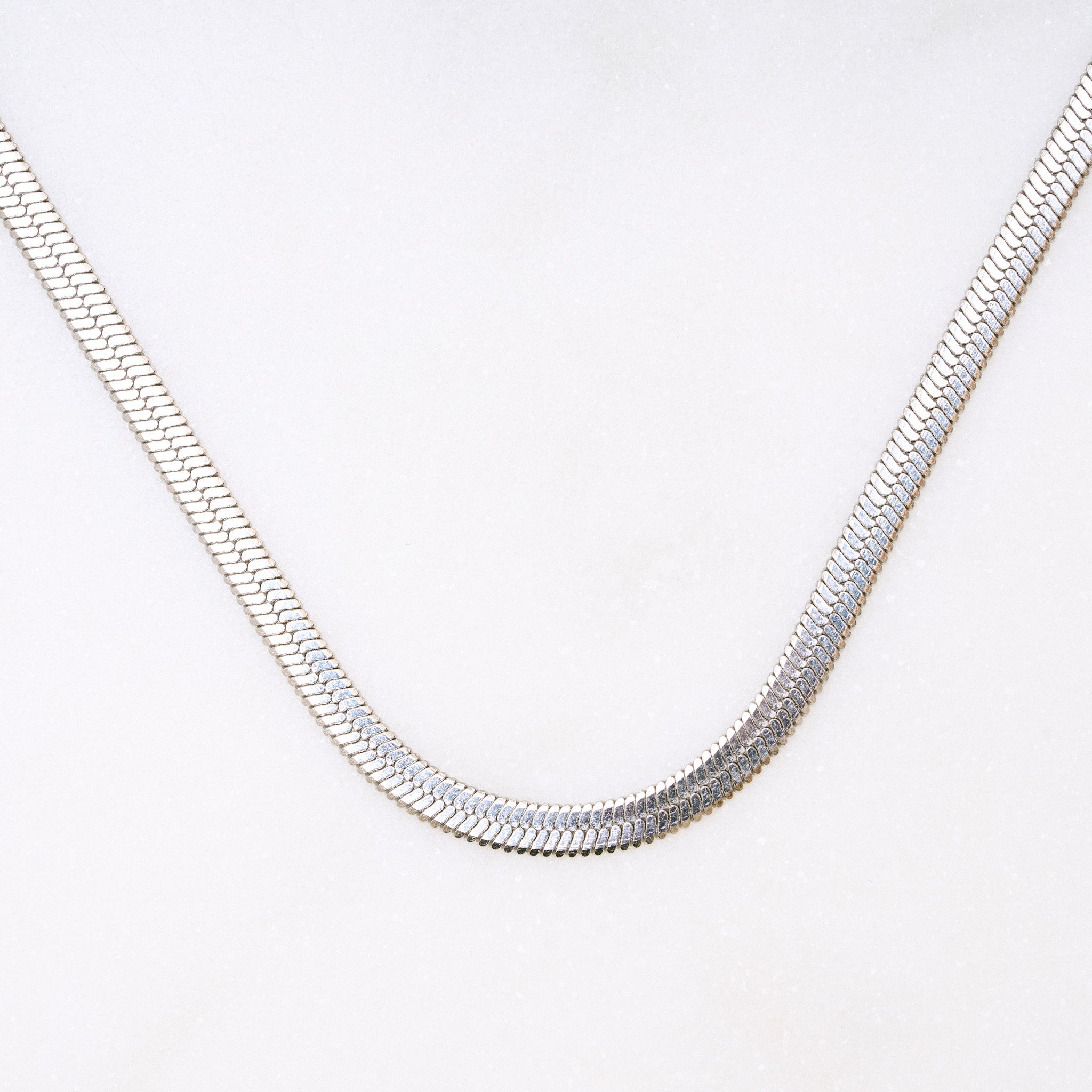 Eine glatte, geschmeidige Halskette, die sich wie eine sanfte Schlange um deinen Hals legt. Das Silver Snake mini ist nicht nur ein perfektes Accessoire für deinen City-Look, sondern auch ein Statement Piece, das elegant bleibt und sich nicht verknotet. Gönnen Sie sich den luxuriösen Charme dieser einzigartigen Halskette, die Ihre Haut zart umschmeichelt und Ihren Stil zum Strahlen bringt.