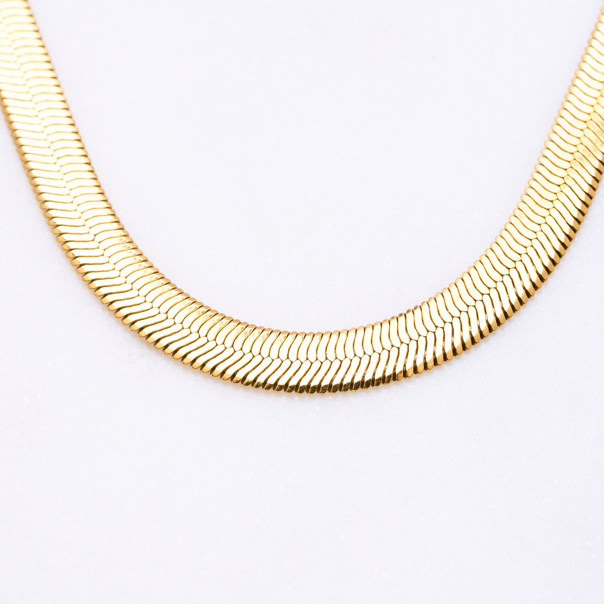 Schlangenartige WOW Halskette: Glatt, geschmeidig und perfekt an deine Haut anschmiegsam. Diese Statement-Kette bleibt im Gegensatz zu anderen Ketten nicht verknotet und behält ihre Form. Für Frauen, 18k vergoldet und wasserfest.